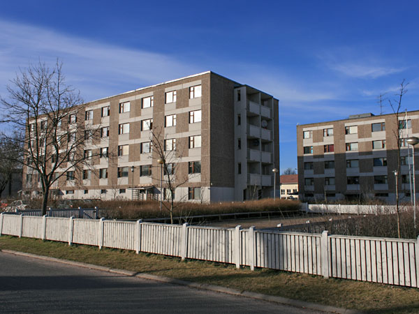 Torikadun kerrostaloja Kehr&auml;&auml;j&auml;nkadulta katsottuna